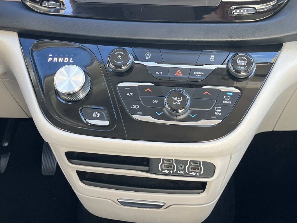 2023 Chrysler Voyager LX